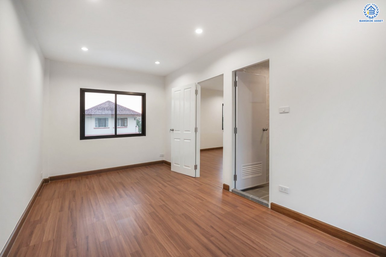 บ้านมือสองตกแต่งใหม่ ตกแต่งสไตล์ Nordic โครงการ กฤษดานคร18 บรมราชชนนี-พุทธมณฑลสาย3  เนื้อที่ 60 ตร.ว. บนพื้นที่ใช้สอยมากถึง 322 ตร.ม. อีกระดับของฟังก์ชัน 3 ห้องนอน 3 ห้องน้ำ 1 ห้องอเนกประสงค์ จอดรถได้ 3 คัน บรรยากาศสุด Private บนทำเลศักยภาพเชื่อมต่อหลายเส้นทาง ใกล้เซ็นทรัลปิ่นเกล้า ม.มหิดล และทางด่วน "ศรีรัช"